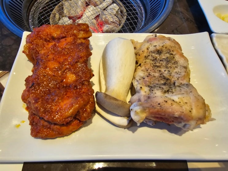  삼척 쏠비치 산토리니 광장에 위치한 뜰인더그릴 숯불닭갈비와 김치찌개 막국수