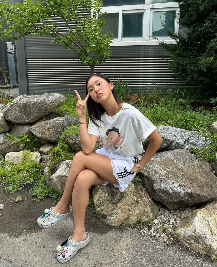 스타일 여신 미미의 여름 데일리룩에 함께한 발 편한 여자 샌들로 브랜드 크록스 클로그 정보