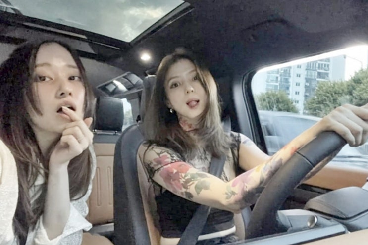 안전벨트 미착용 논란 일어.. <b>한소희 전종서</b> 셀카 속 '이 차' 정체