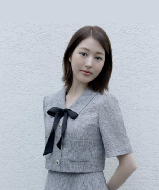  여름 결혼식 20대 여자 하객룩 패션에서 고급스런 그레이 컬러의 미디 A라인 반팔 원피스 브랜드 무엇 ? w. 장다아