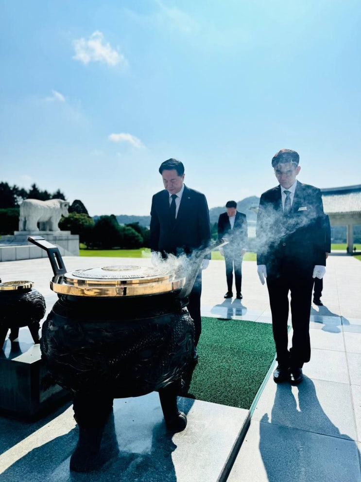 20240811 김두관 후보, 국립대전현충원과 <b>홍범도 장군</b> 묘역... 