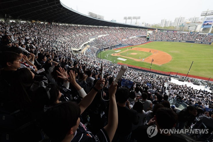2024 KBO<b>프로야구 1000만 관중</b> 눈 앞 (feat.야구선수부상)