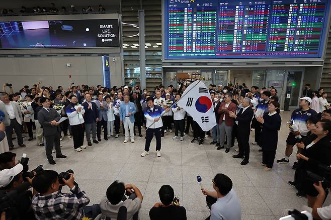 유인촌 <b>문체부</b> 장관과 정부 주관 해단식 무시한 <b>이기흥 체육회장</b>