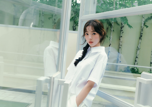  오늘 출근룩으로 뭐입지 고민할 때 깔끔한 비즈니스캐주얼의 여자 흰 반팔 셔츠 코디 정보 w. 채수빈