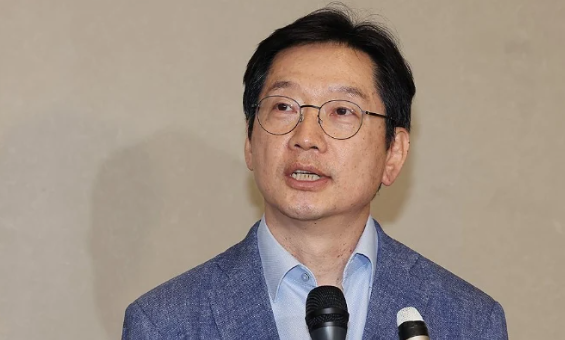 광복절 특사로 <b>복권</b>된 <b>김경수</b>, <b>이재명</b>의 민주당에서 활약... 