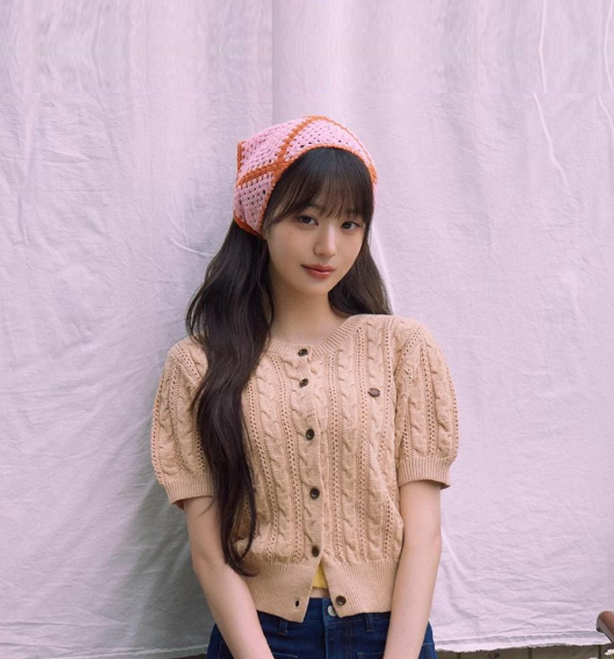  세련된 여름 캐주얼 오피스룩으로 로라로라 라운드 케이블 여자 반팔 가디건 코디 w. 장원영