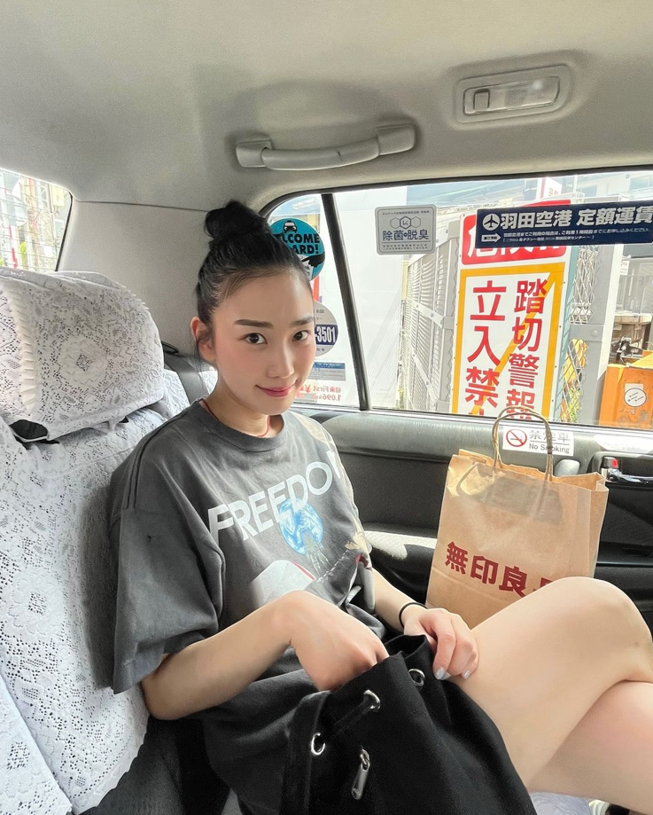  여름 여자 꾸안꾸룩의 교과서인 장희령의 일본 여행 패션으로 빈티지한 오버핏 반팔 티셔츠 코디