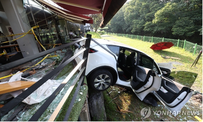 충격적인 전기차 <b>돌진</b> 사고, <b>용인 카페</b>에서 10여 명 부상... 