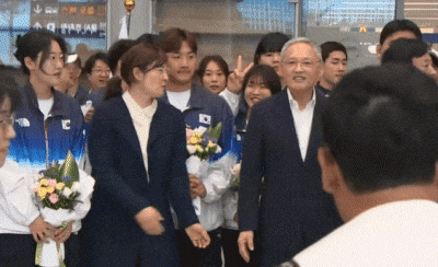 <b>장미란 차관</b> 힘에 놀란 허미미?…화제 된 <b>선수단</b> 귀국 환영 장면