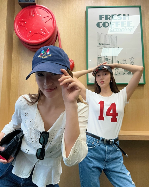  여름날 크리스탈의 매력적인 폴로 랄프로렌 RRL 화이트 꽃무늬 여자 블라우스 코디의 매력
