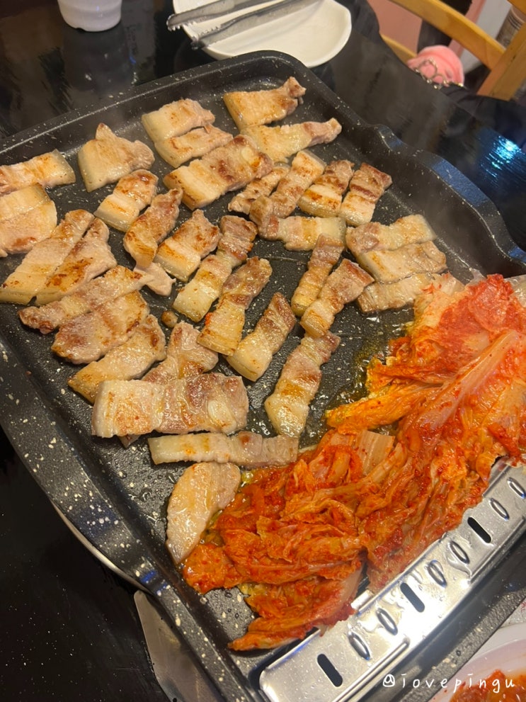  푹 있는 묵은지가 레전드인 북창동 삼겹살 노포 맛집 또바기