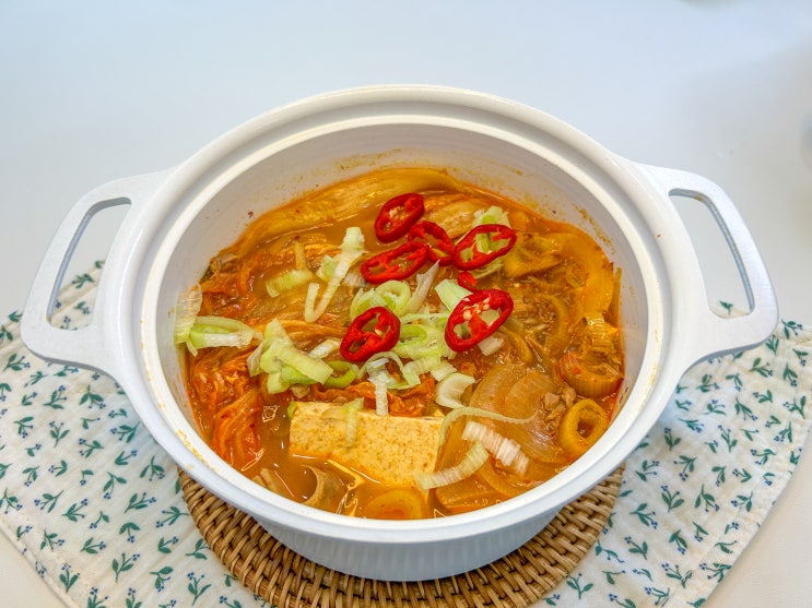  이맛이 김치로 만드는 묵은지 참치 김치찌개 레시피
