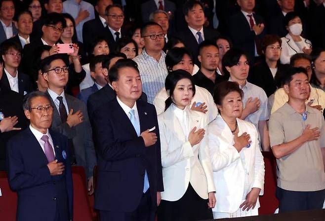 윤 대통령 부부, 서거 50주기 <b>육영수</b> 여사 <b>묘역</b> 참배…박근혜... 