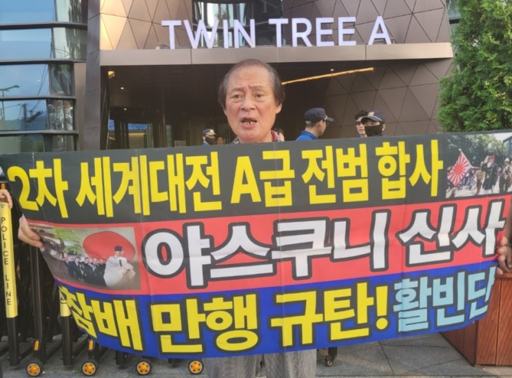 총리,<b>공물 봉납</b>-차기총리후보군·장관 ·의원들'<b>야스쿠니</b>신사... 