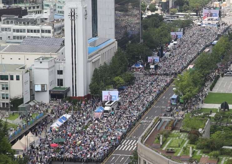 우파 보수단체들과 <b>의대생</b> 학부모들 대규모 <b>집회</b> 열어/최석태/
