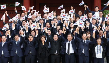 79주년 쪼개진 광복절 VS 日 기시다, <b>야스쿠니</b> 신사 <b>공물</b> 봉납... 