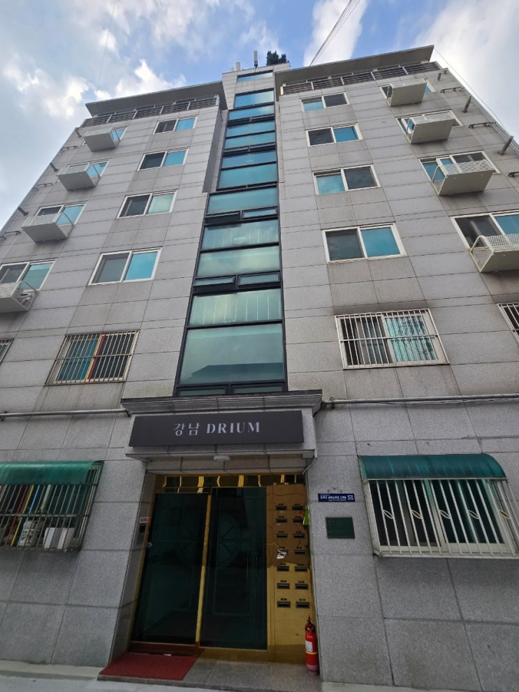  서울특별시 동작구 사당동 1051-7 강남드리움 아파트 욕실 5층,7층 세면대 벽배수 변경 및 조적젠다이 작업 입니다.