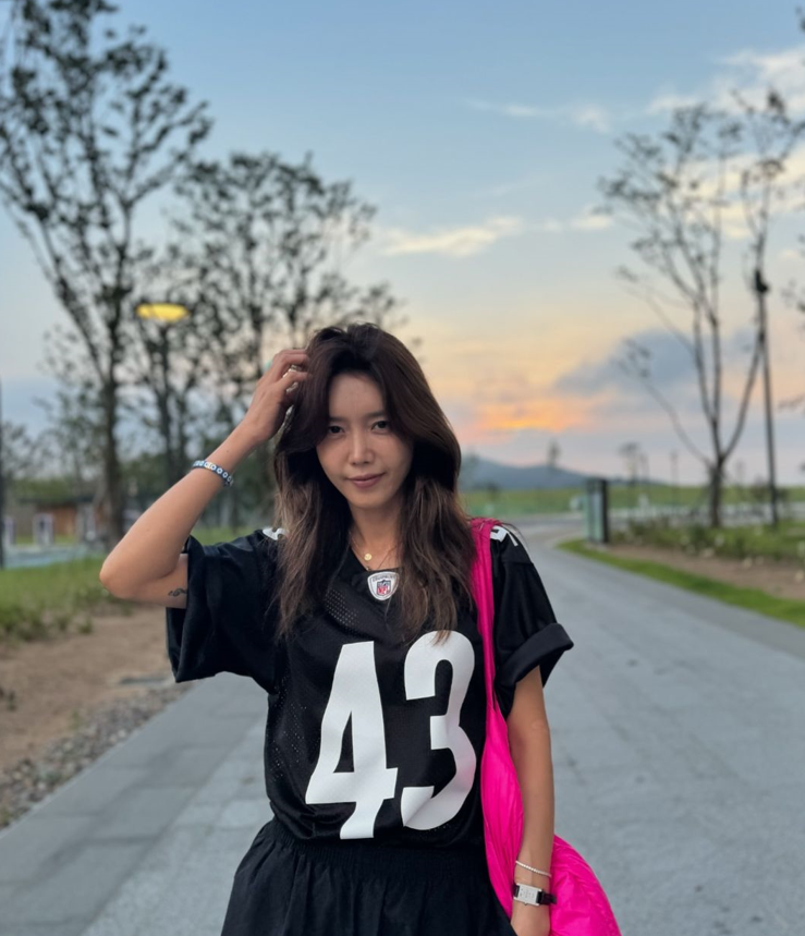  트렌디한 여자 캐주얼룩에 명품 브랜드 에르메스 시프레 슬리퍼로 센스 만점 데일리룩 완성 w. 채정안