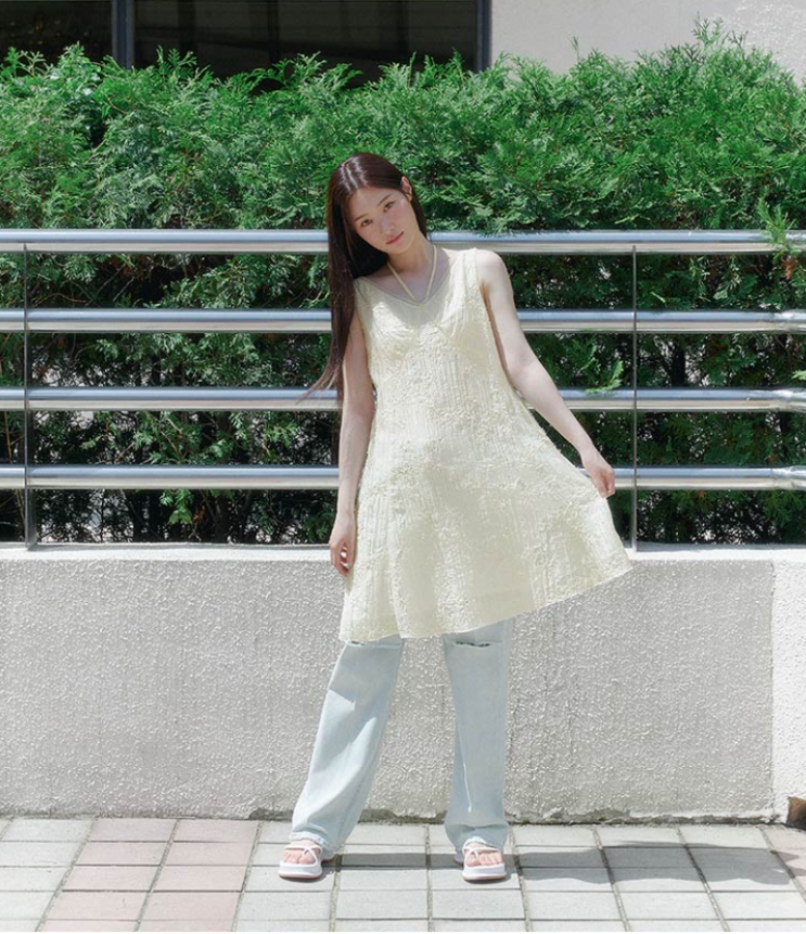  연청 워싱의 청바지 맛집 온앤온 데미지컷 슬림 스트레이트핏 여자 데님 팬츠 코디 w. 정채연 패션