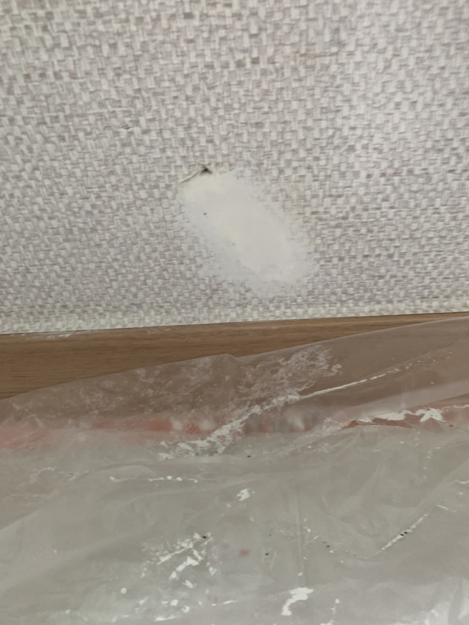 벽지 찢어진곳 감쪽같이 복원