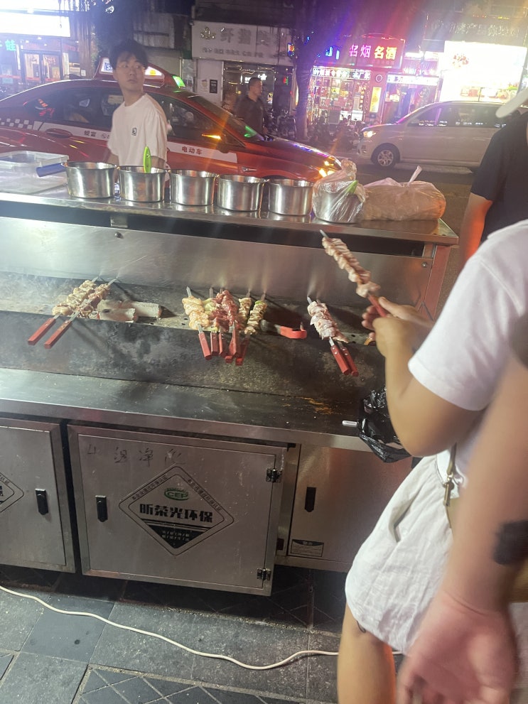  삼촌 꼬치구이 먹죠~~알았어~ 하고 가보니...
