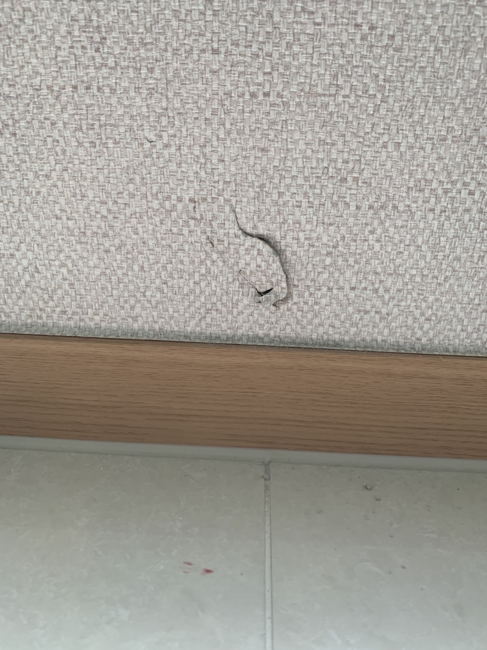 벽지 찢어진곳 감쪽같이 복원