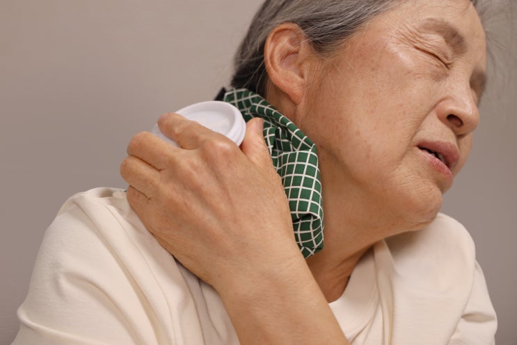  목에 담 걸렸을 때 마사지 방법과 병원 가야하는 증상 <정형외과 전문의 작성>