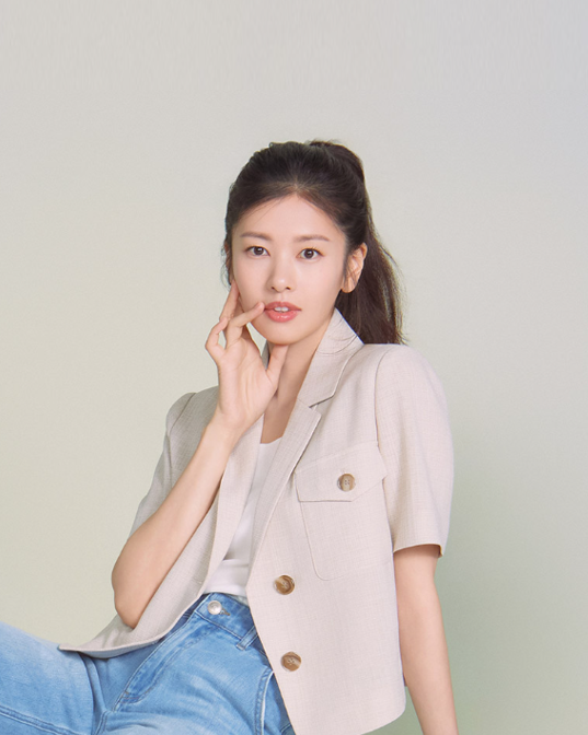  여름날 오늘 뭐입지 고민할때 린넨 소재의 여자 싱글 베이지 블레이저 반팔 크롭 여성 자켓 코디 w. 정소민