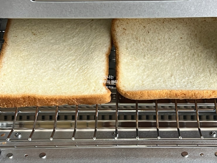 집에서 맛보는 갓구운빵 발뮤다 토스터기 더토스터 베이지