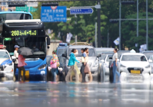 최장, <b>기록적</b> <b>폭염</b>에 <b>기상청</b> 첫 '<b>폭염</b>백서' 내기로…중장기... 