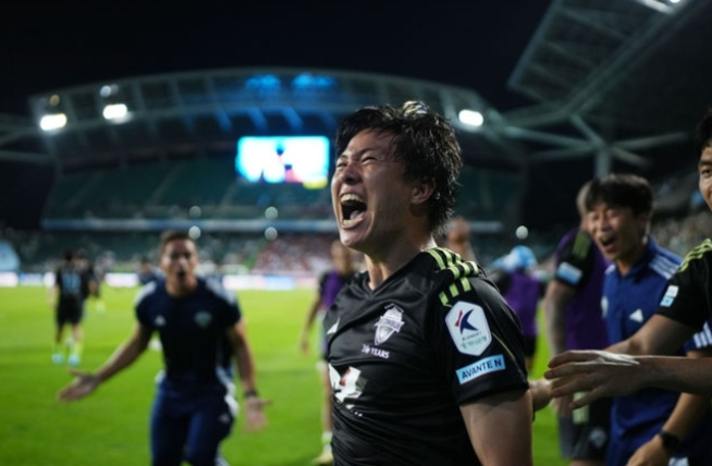 권창훈 데뷔전 결승골! 전북 현대 2-1 극적 승리로 포항 스틸러스 제압 권창훈 데뷔전 결승골! 전북 현대 2-1 극적 승리로 포항 스틸러스 제압