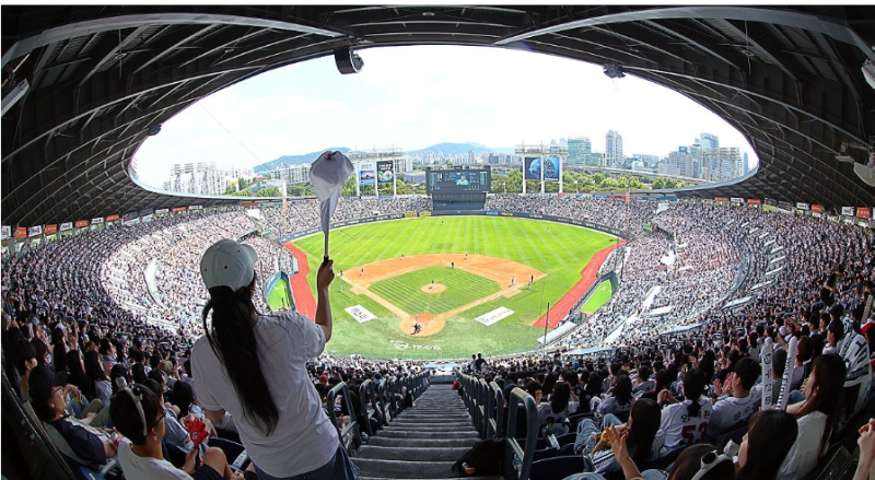 약 팀 별로 30경기 이상 씩 남았는데 벌써 KBO 역대 최다 관중 기록 달성!
