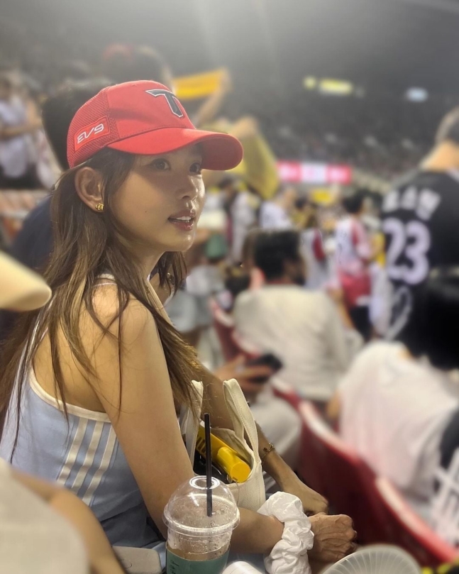 강예원 근황 앞트임 복원 20대야? 심수창 야구장데이트 강예원 근황 앞트임 복원 20대야? 심수창 야구장데이트