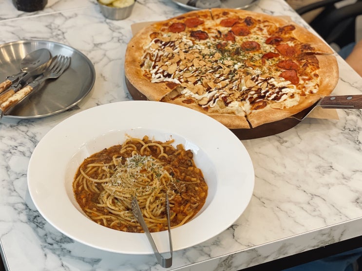  홍대, 수제 피자 파스타 맛집 | 유니오 피자 & 펍