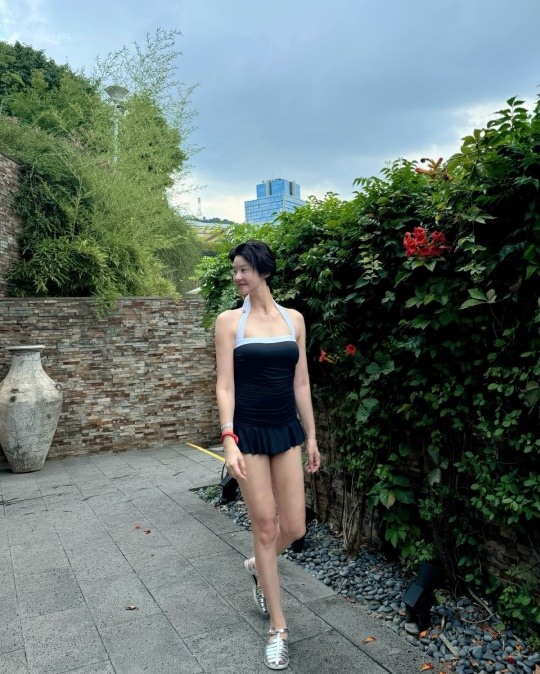 배우 송선미 <b>수영복 자태</b>, 174cm 모델급 비율로 압도하는 매력!... 