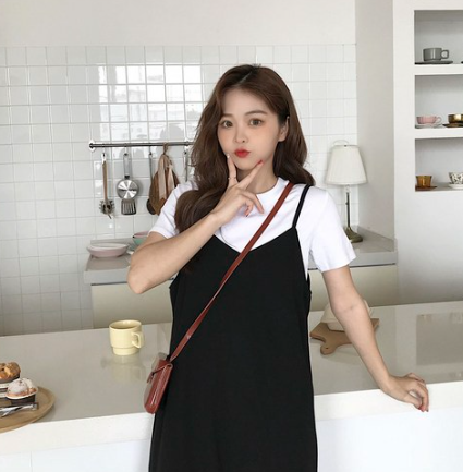  여름 깔끔한 컬러인 블랙 민소매 끈 나시 원피스로 코디 완성이면 OK예요.
