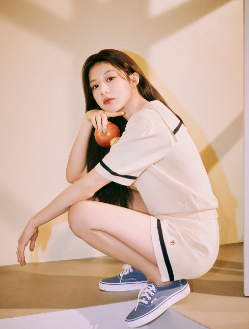  오늘처럼 더운 날씨 옷차림에 유니크한 매력이 가득한 마리떼 세일러 여성 반팔 니트 코디 추천 w. 고윤정