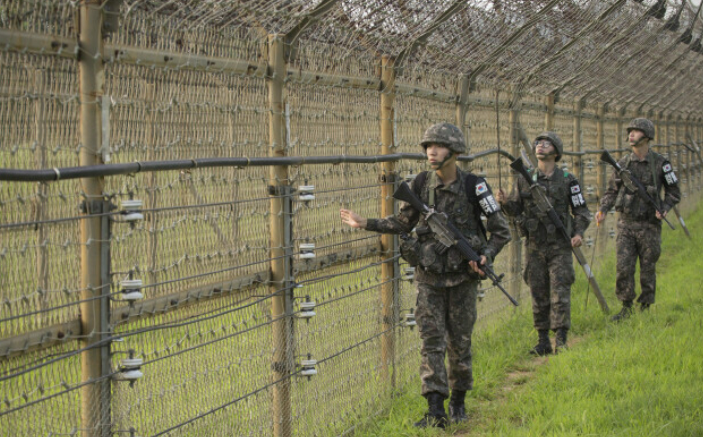 軍 "북한군 하사 1명 강원도 고성 <b>군사분계선</b> 넘어 <b>귀순</b>"