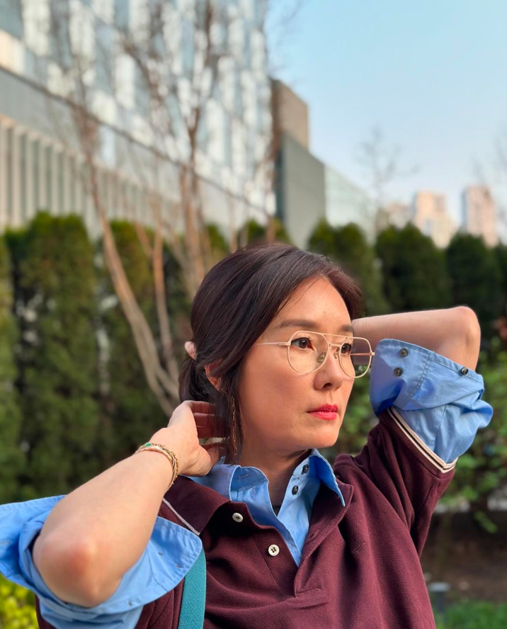  여자 연예인의 워너비 스타 오연수가 선택한 매력적인 안경 브랜드 어크루 다각형 티타늄 안경테 정보