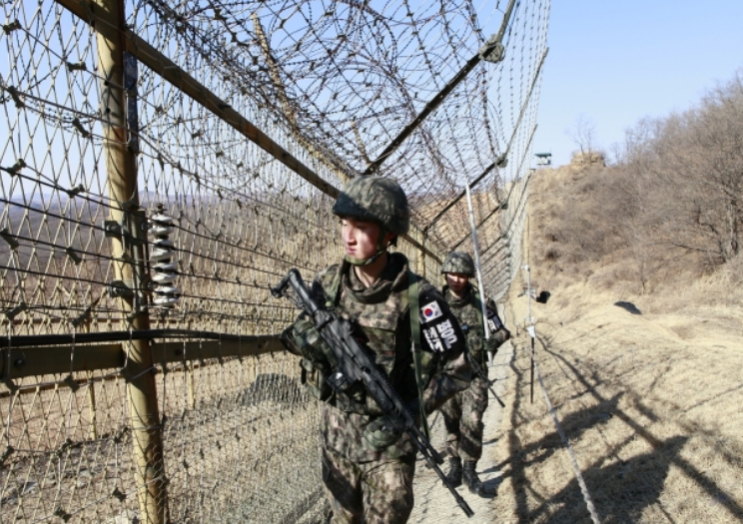 군인 1명이 강원도 고성 지역 <b>군사분계선</b>(MDL)을 넘어 <b>귀순</b>