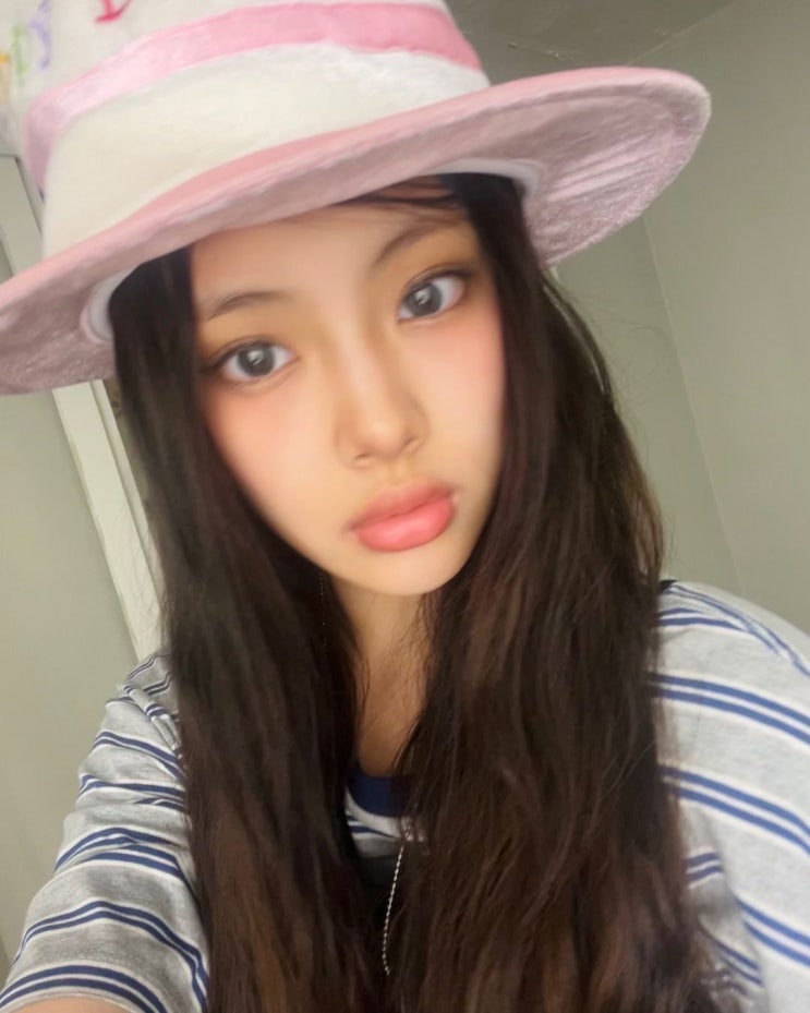  뉴진스 혜인 인스타그램 20대 여자 패션 코디, 노컨텐츠 스트라이프 포켓 티셔츠 멜란지그레이 추천!