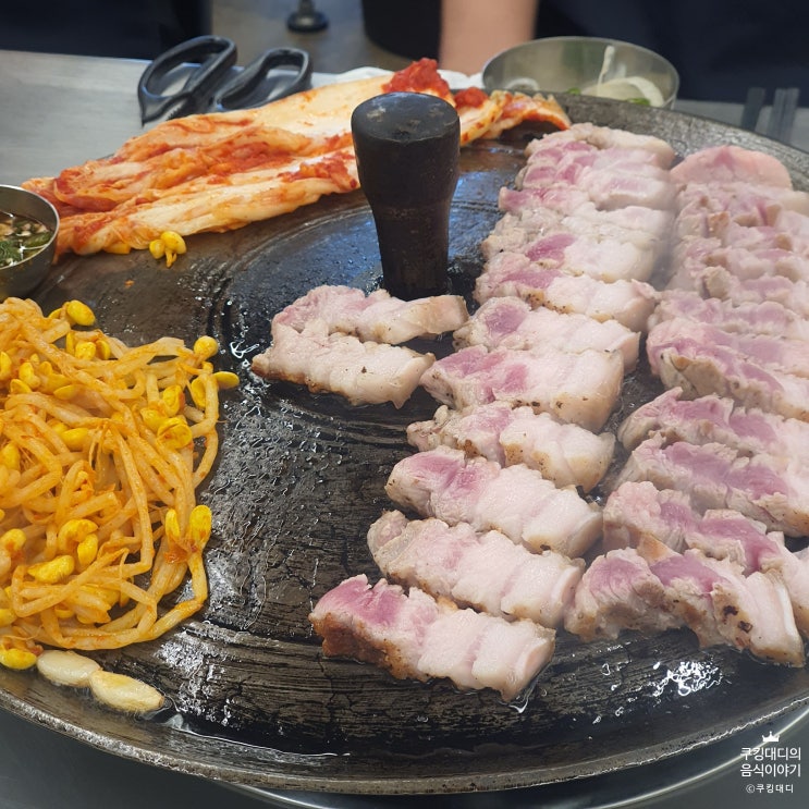  목구명 미박삼겹살 황태채와 토마토 카프레제 그리고 참외 샐러드
