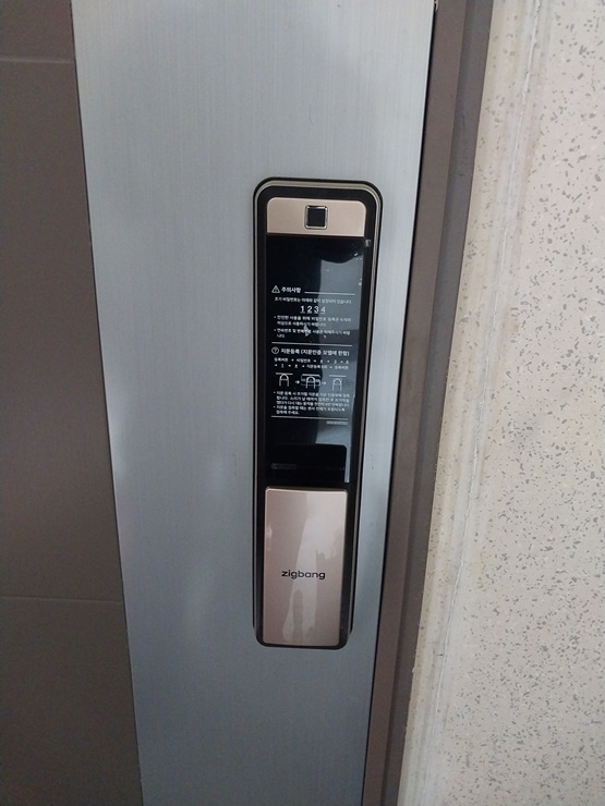  용인시 수지구 신봉동 동부센트레빌5단지 아파트에 직방 와이파이 DP-960플러스 도어락 설치 (비디오폰 문 열림 연동)