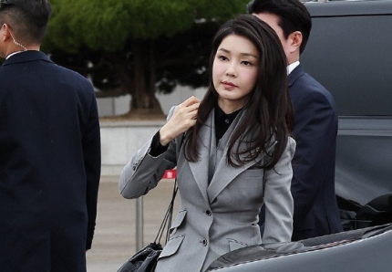 중앙지검, 김건희 여사 <b>명품백</b> 의혹 <b>무혐의</b> 결론…곧... 