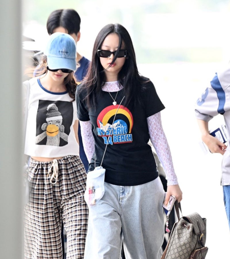 NewJeans ハニの空港ファッション：ヒステリックグラマーTシャツの価格、グッチバッグ、ブランドバックパック、レディースTシャツブランド