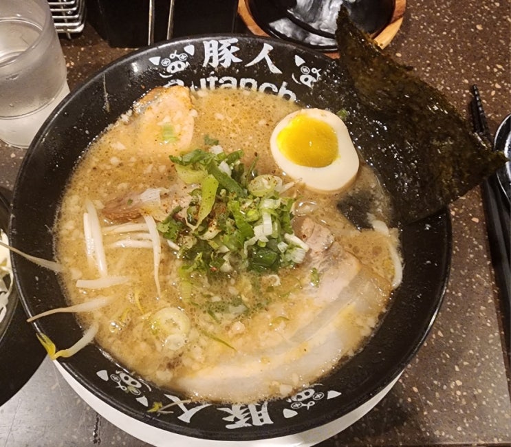  부탄츄 홍대본점 - 클래식한 맛의 홍대 돈코츠라멘집