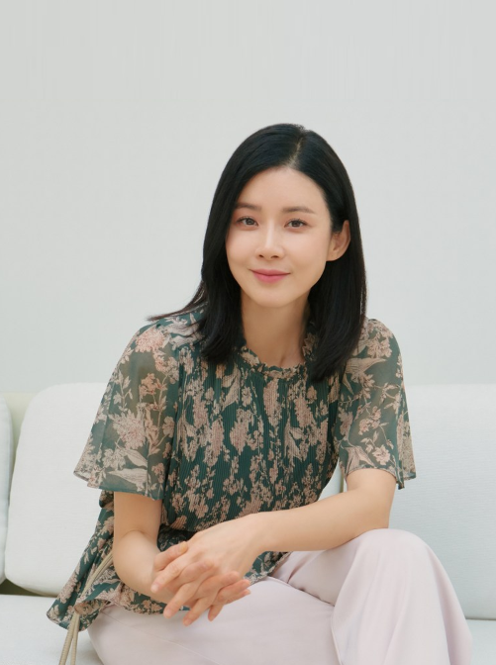  40대 여성의 데일리 패션으로 함께하기 좋은 플리츠 쉬폰 블라우스 코디 추천 w. 이보영