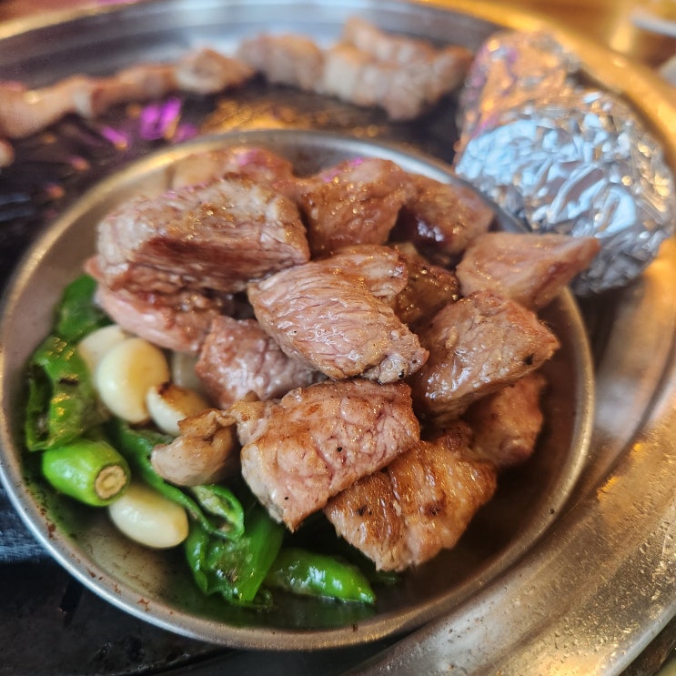 방이동 삼겹살 직접 구워주는 퀄리티 좋은 맛집 '육화식당'