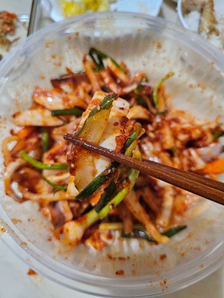  동네 마트표 오징어 무침회 와 김치찌개