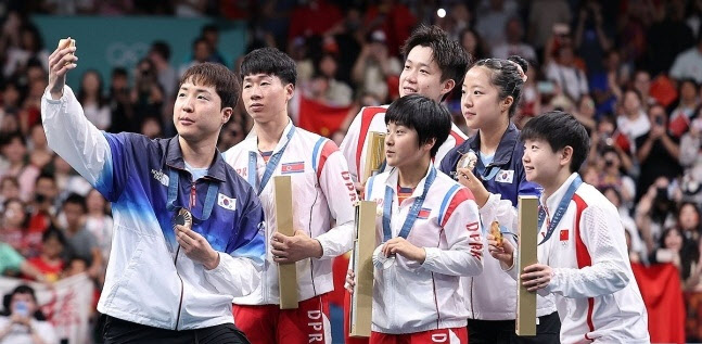 “히죽히죽 웃었다”…北, 신유빈과 셀카 찍은 선수들... 